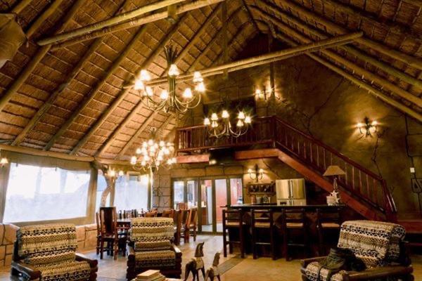 Tshukudiba Game Lodge Tom Burke 外观 照片