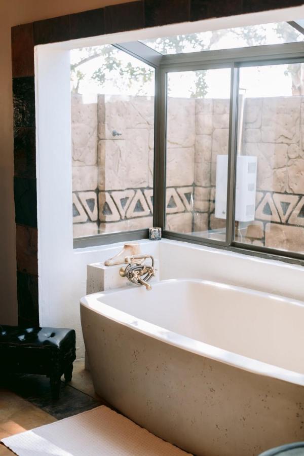Tshukudiba Game Lodge Tom Burke 外观 照片